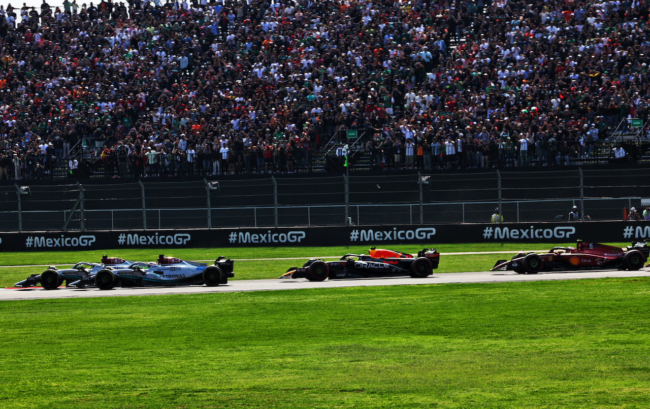 GP CITTA DEL MESSICO, Lewis Hamilton (GBR) Mercedes AMG F1 W13 e George Russell (GBR) Mercedes AMG F1 W13 at the partenza of the race.
30.10.2022. Formula 1 World Championship, Rd 20, Mexican Grand Prix, Mexico City, Mexico, Gara Day.
- www.xpbimages.com, EMail: requests@xpbimages.com © Copyright: Batchelor / XPB Images