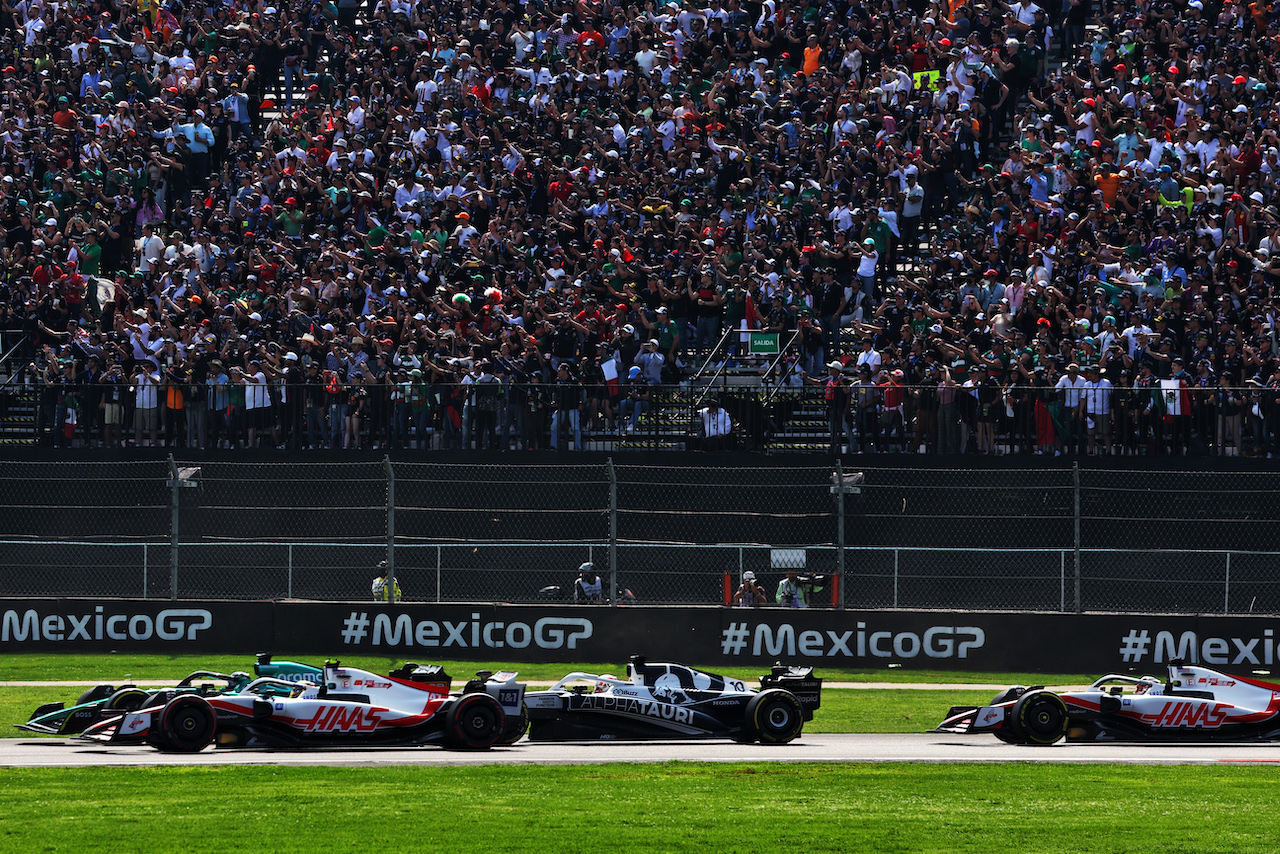GP CITTA DEL MESSICO, Mick Schumacher (GER) Haas VF-22 e Lance Stroll (CDN) Aston Martin F1 Team AMR22 at the partenza of the race.
30.10.2022. Formula 1 World Championship, Rd 20, Mexican Grand Prix, Mexico City, Mexico, Gara Day.
- www.xpbimages.com, EMail: requests@xpbimages.com © Copyright: Batchelor / XPB Images