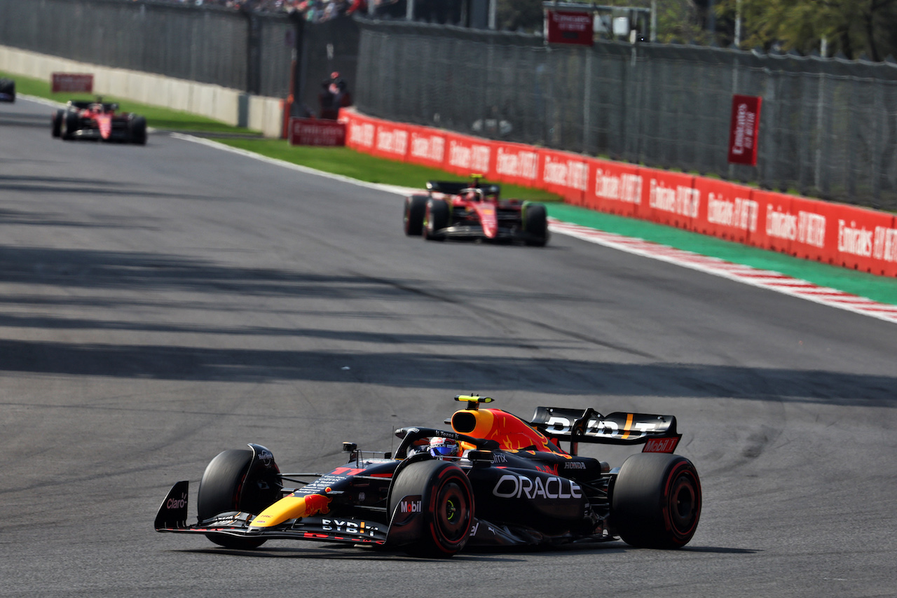 GP CITTA DEL MESSICO, Sergio Perez (MEX) Red Bull Racing RB18.
30.10.2022. Formula 1 World Championship, Rd 20, Mexican Grand Prix, Mexico City, Mexico, Gara Day.
- www.xpbimages.com, EMail: requests@xpbimages.com © Copyright: Batchelor / XPB Images