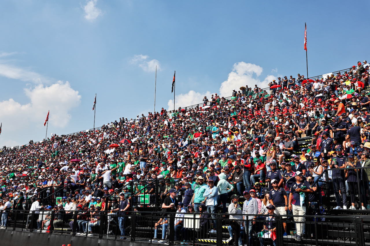 GP CITTA DEL MESSICO, Circuit Atmosfera - fans in the grandstand.
30.10.2022. Formula 1 World Championship, Rd 20, Mexican Grand Prix, Mexico City, Mexico, Gara Day.
- www.xpbimages.com, EMail: requests@xpbimages.com © Copyright: Batchelor / XPB Images