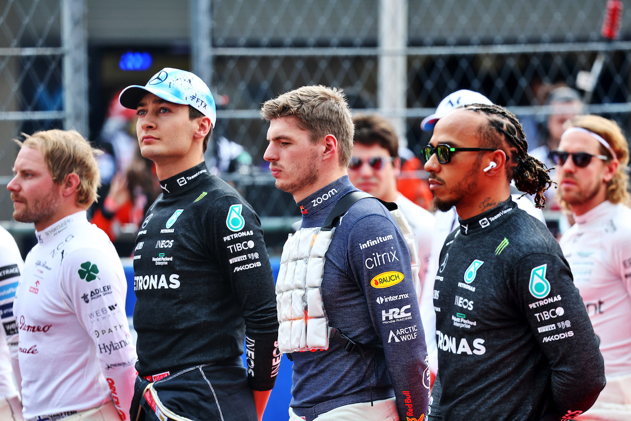GP CITTA DEL MESSICO, (L to R): George Russell (GBR) Mercedes AMG F1; Max Verstappen (NLD) Red Bull Racing; e Lewis Hamilton (GBR) Mercedes AMG F1 on the grid.
30.10.2022. Formula 1 World Championship, Rd 20, Mexican Grand Prix, Mexico City, Mexico, Gara Day.
- www.xpbimages.com, EMail: requests@xpbimages.com © Copyright: Batchelor / XPB Images