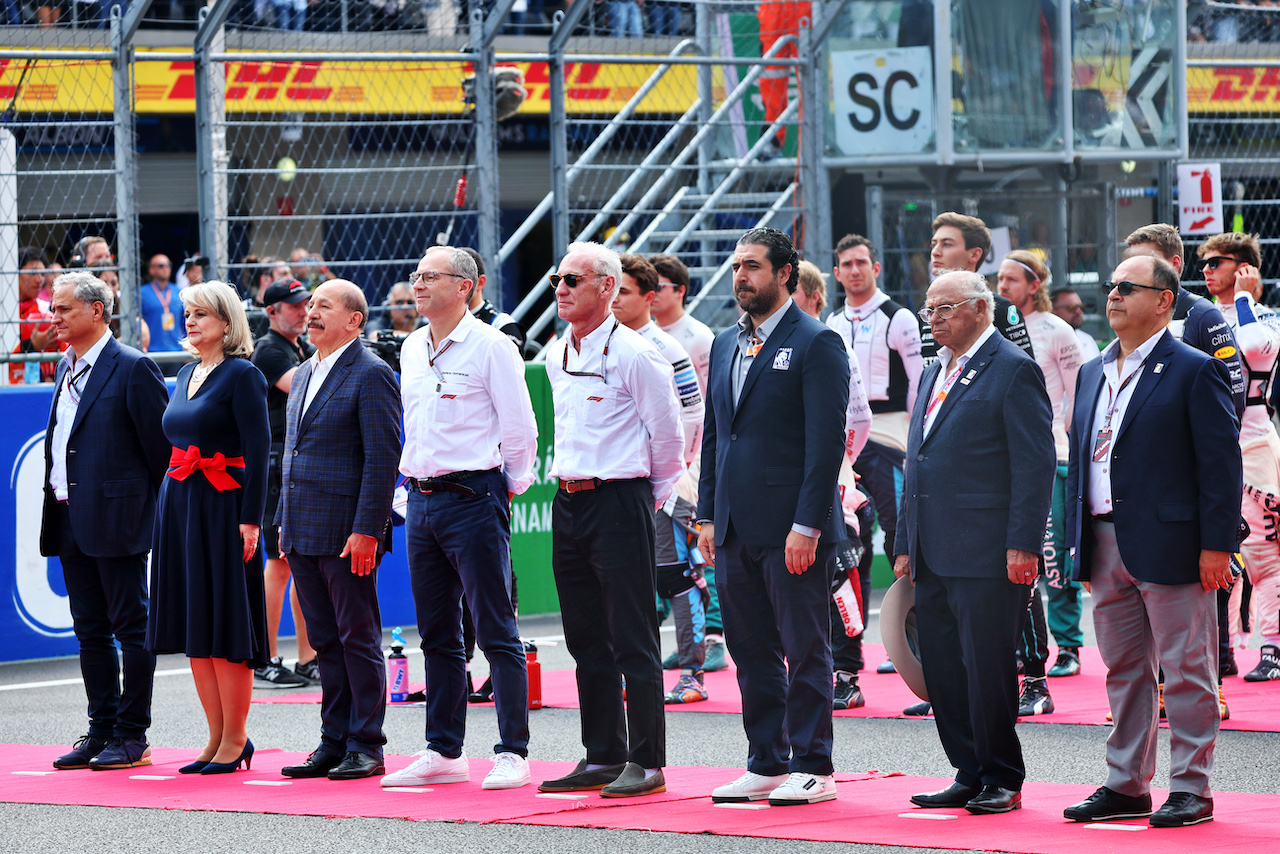 GP CITTA DEL MESSICO, Dignitaries as the grid observes the national anthem.
30.10.2022. Formula 1 World Championship, Rd 20, Mexican Grand Prix, Mexico City, Mexico, Gara Day.
- www.xpbimages.com, EMail: requests@xpbimages.com © Copyright: Batchelor / XPB Images