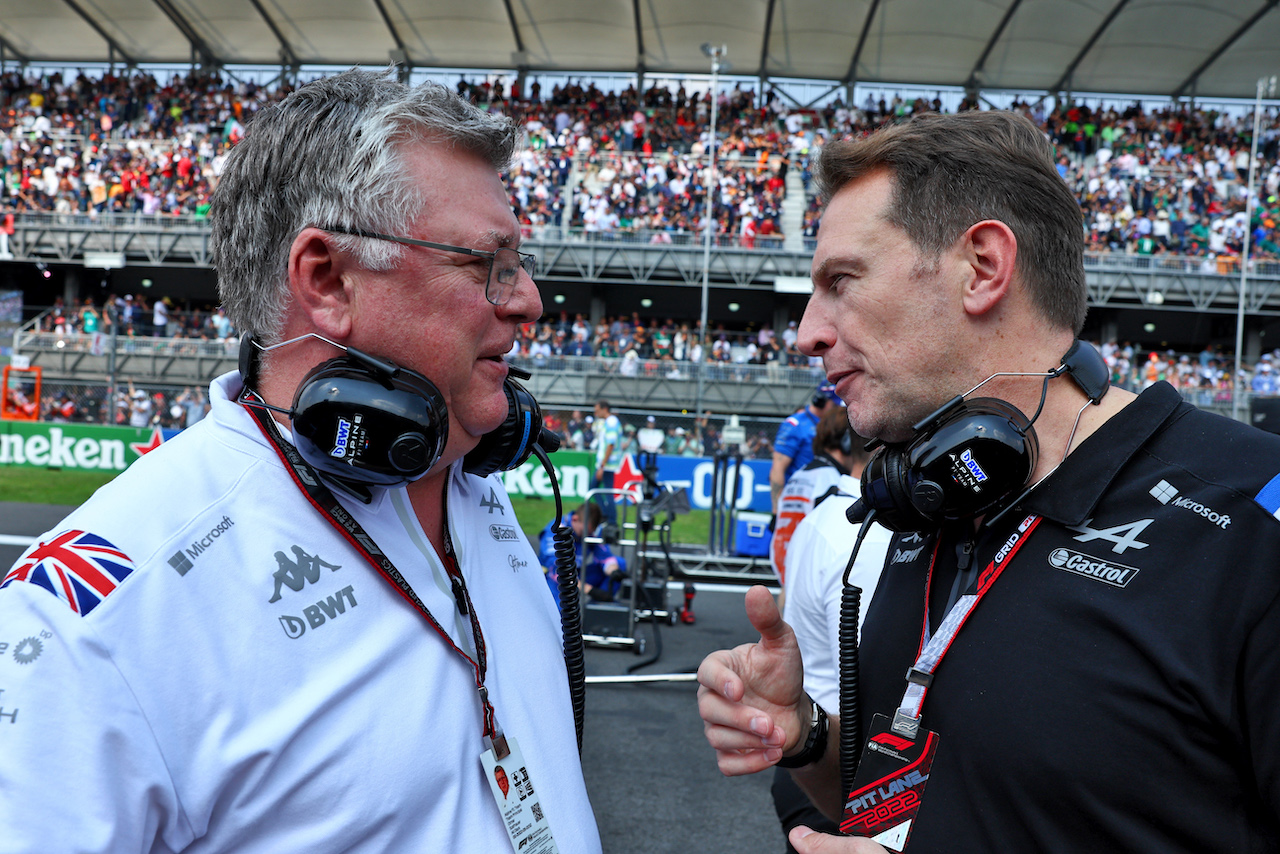 GP CITTA DEL MESSICO, (L to R): Otmar Szafnauer (USA) Alpine F1 Team, Team Principal with Laurent Rossi (FRA) Alpine Chief Executive Officer on the grid.
30.10.2022. Formula 1 World Championship, Rd 20, Mexican Grand Prix, Mexico City, Mexico, Gara Day.
- www.xpbimages.com, EMail: requests@xpbimages.com © Copyright: Batchelor / XPB Images