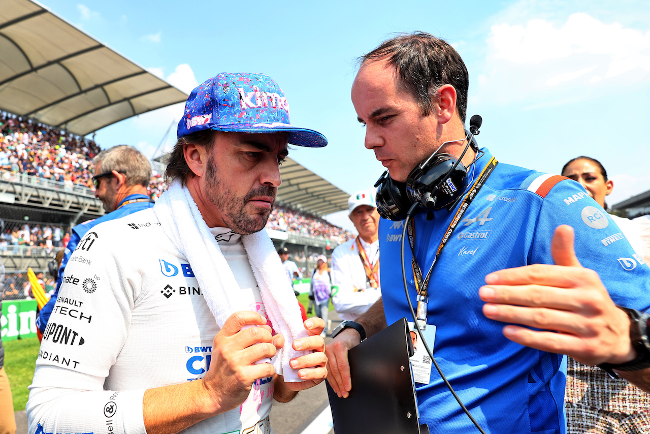 GP CITTA DEL MESSICO, (L to R): Fernando Alonso (ESP) Alpine F1 Team with Karel Loos (BEL) Alpine F1 Team Gara Engineer on the grid.
30.10.2022. Formula 1 World Championship, Rd 20, Mexican Grand Prix, Mexico City, Mexico, Gara Day.
- www.xpbimages.com, EMail: requests@xpbimages.com © Copyright: Batchelor / XPB Images
