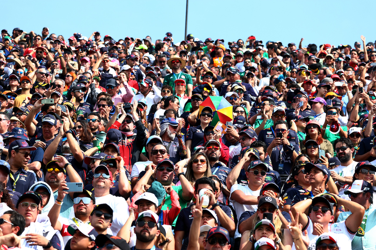 GP CITTA DEL MESSICO, Circuit Atmosfera - fans in the grandstand.
30.10.2022. Formula 1 World Championship, Rd 20, Mexican Grand Prix, Mexico City, Mexico, Gara Day.
 - www.xpbimages.com, EMail: requests@xpbimages.com © Copyright: Coates / XPB Images