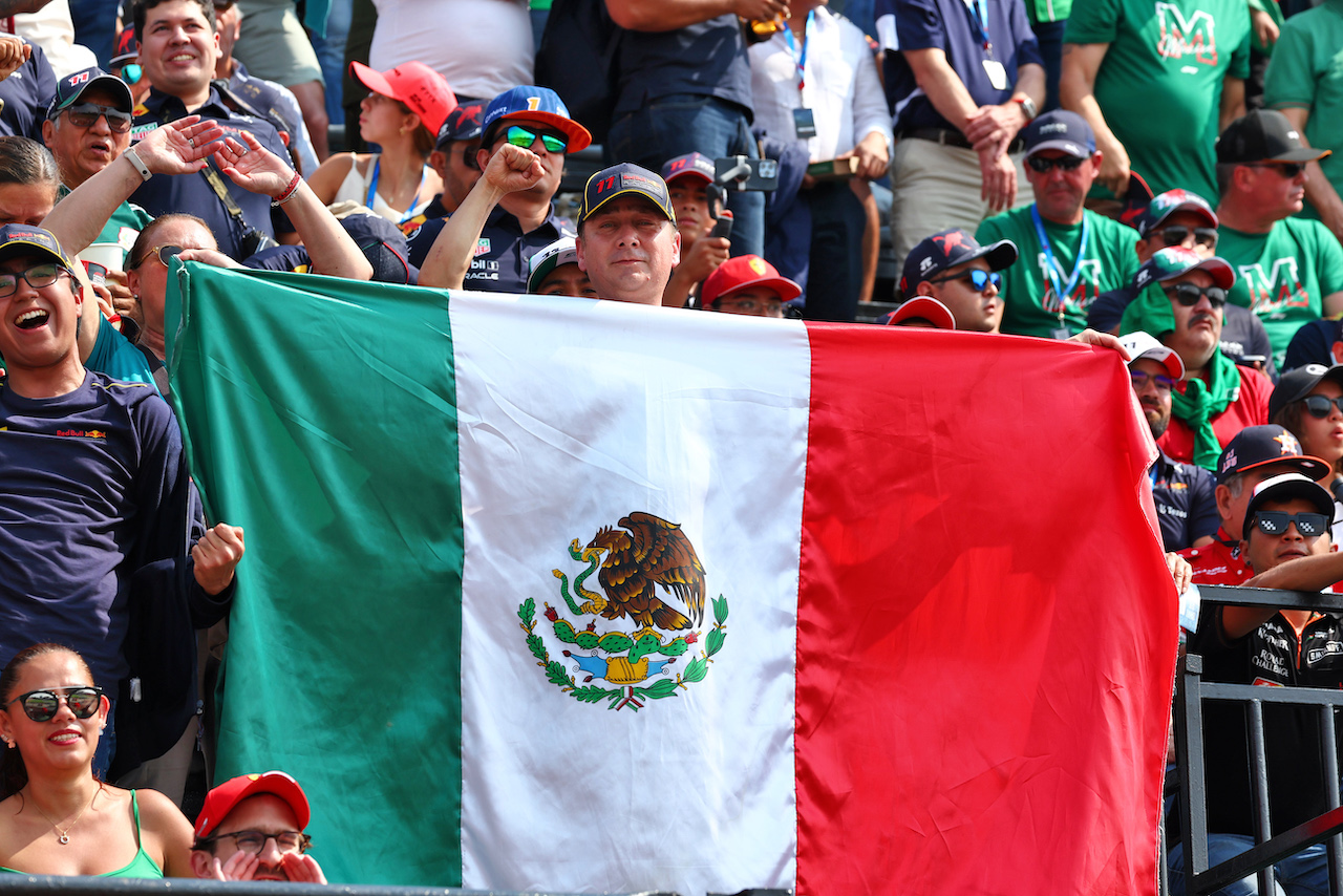 GP CITTA DEL MESSICO, Circuit Atmosfera - fans in the grandstand.
30.10.2022. Formula 1 World Championship, Rd 20, Mexican Grand Prix, Mexico City, Mexico, Gara Day.
 - www.xpbimages.com, EMail: requests@xpbimages.com © Copyright: Coates / XPB Images