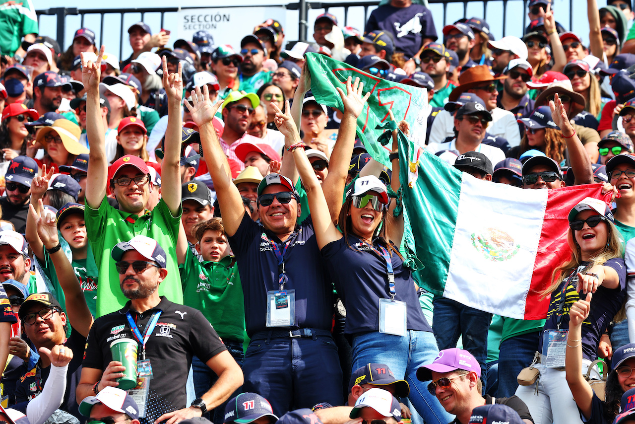 GP CITTA DEL MESSICO, Circuit Atmosfera - fans in the grandstand.
30.10.2022. Formula 1 World Championship, Rd 20, Mexican Grand Prix, Mexico City, Mexico, Gara Day.
 - www.xpbimages.com, EMail: requests@xpbimages.com © Copyright: Coates / XPB Images