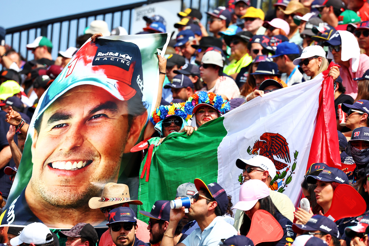 GP CITTA DEL MESSICO, Circuit Atmosfera - fans in the grandstand.
30.10.2022. Formula 1 World Championship, Rd 20, Mexican Grand Prix, Mexico City, Mexico, Gara Day.
 - www.xpbimages.com, EMail: requests@xpbimages.com © Copyright: Coates / XPB Images