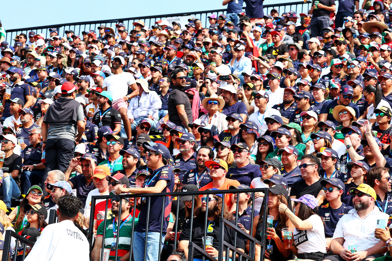GP CITTA DEL MESSICO, Circuit Atmosfera - fans in the grandstand.
30.10.2022. Formula 1 World Championship, Rd 20, Mexican Grand Prix, Mexico City, Mexico, Gara Day.
 - www.xpbimages.com, EMail: requests@xpbimages.com © Copyright: Coates / XPB Images