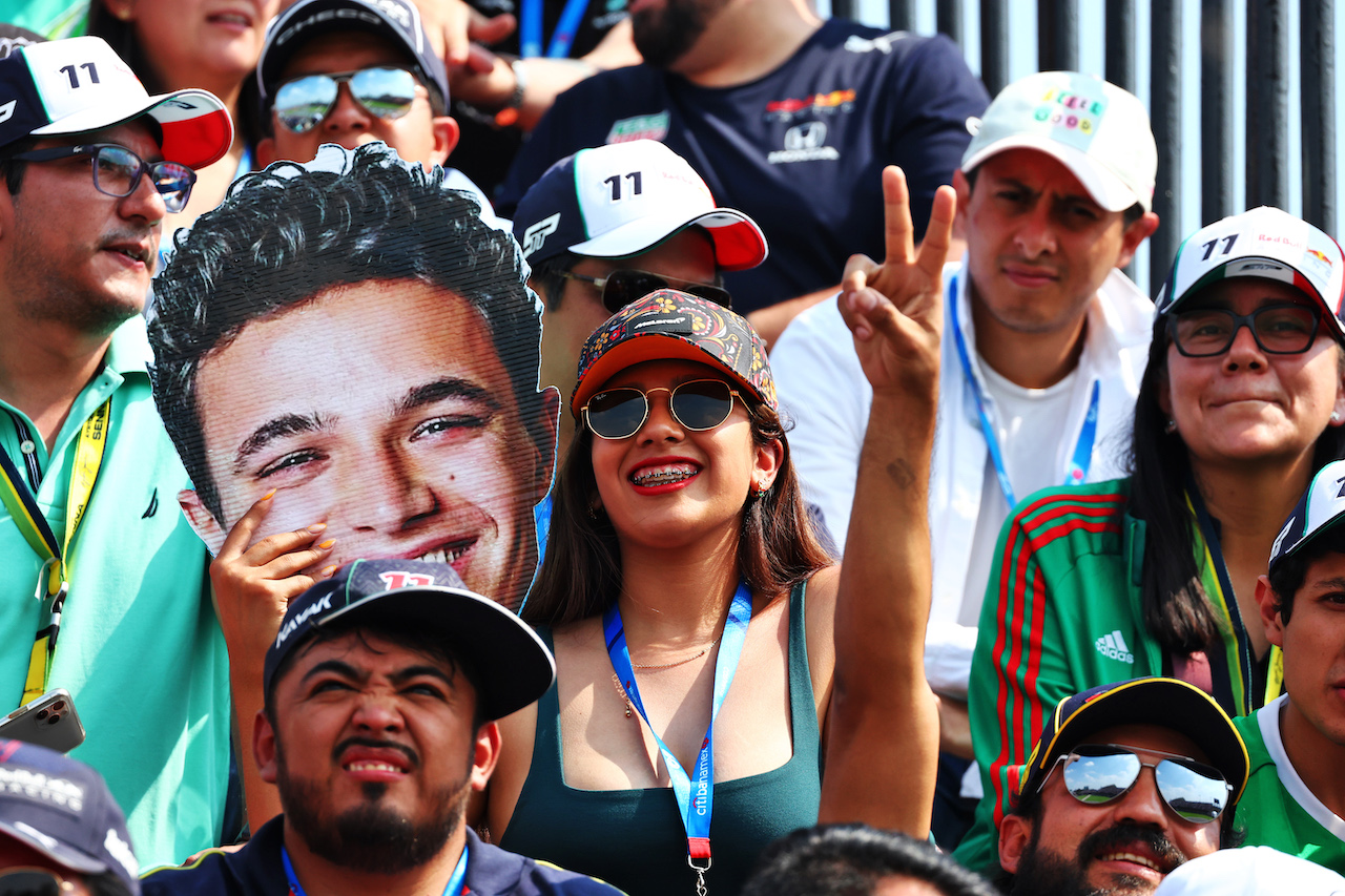 GP CITTA DEL MESSICO, Circuit Atmosfera - fans in the grandstand.
30.10.2022. Formula 1 World Championship, Rd 20, Mexican Grand Prix, Mexico City, Mexico, Gara Day.
 - www.xpbimages.com, EMail: requests@xpbimages.com © Copyright: Coates / XPB Images
