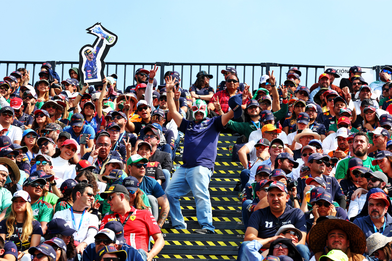 GP CITTA DEL MESSICO, Circuit Atmosfera - fans in the grandstand.
30.10.2022. Formula 1 World Championship, Rd 20, Mexican Grand Prix, Mexico City, Mexico, Gara Day.
 - www.xpbimages.com, EMail: requests@xpbimages.com © Copyright: Coates / XPB Images