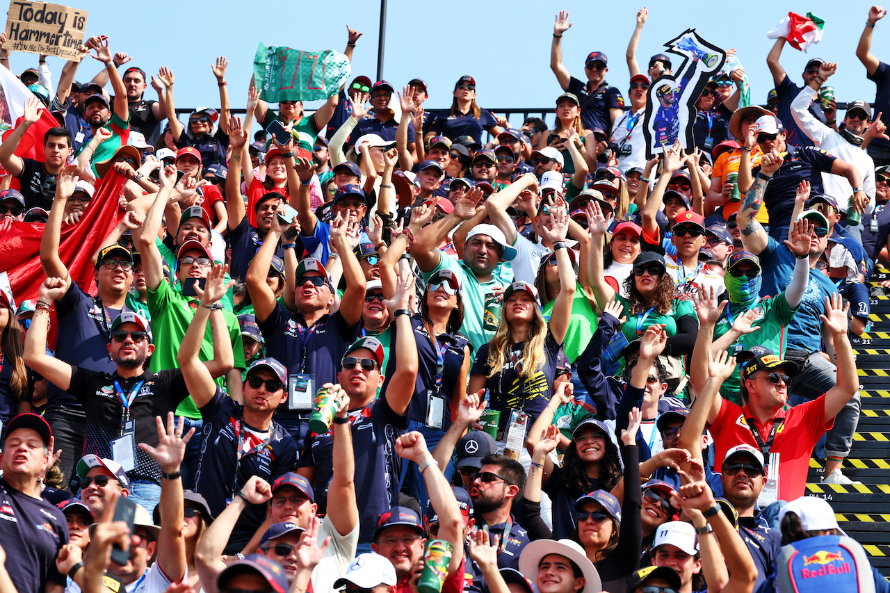 GP CITTA DEL MESSICO, Circuit Atmosfera - fans in the grandstand.
30.10.2022. Formula 1 World Championship, Rd 20, Mexican Grand Prix, Mexico City, Mexico, Gara Day.
 - www.xpbimages.com, EMail: requests@xpbimages.com © Copyright: Coates / XPB Images