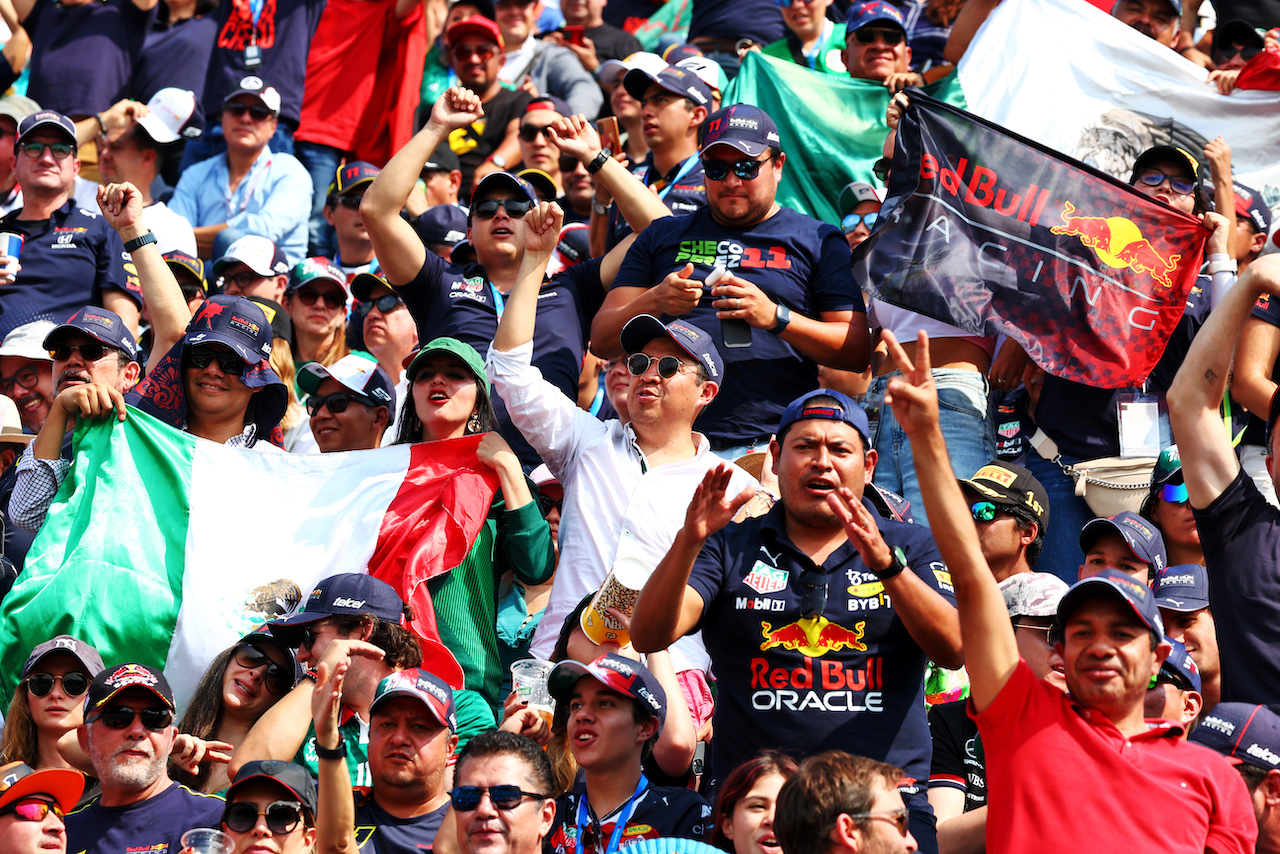 GP CITTA DEL MESSICO, Circuit Atmosfera - fans in the grandstand.
30.10.2022. Formula 1 World Championship, Rd 20, Mexican Grand Prix, Mexico City, Mexico, Gara Day.
 - www.xpbimages.com, EMail: requests@xpbimages.com © Copyright: Coates / XPB Images