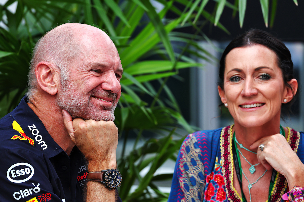 GP CITTA DEL MESSICO, (L to R): Adrian Newey (GBR) Red Bull Racing Chief Technical Officer with sua moglie Amanda Newey (GBR). 
30.10.2022. Formula 1 World Championship, Rd 20, Mexican Grand Prix, Mexico City, Mexico, Gara Day.
 - www.xpbimages.com, EMail: requests@xpbimages.com © Copyright: Coates / XPB Images