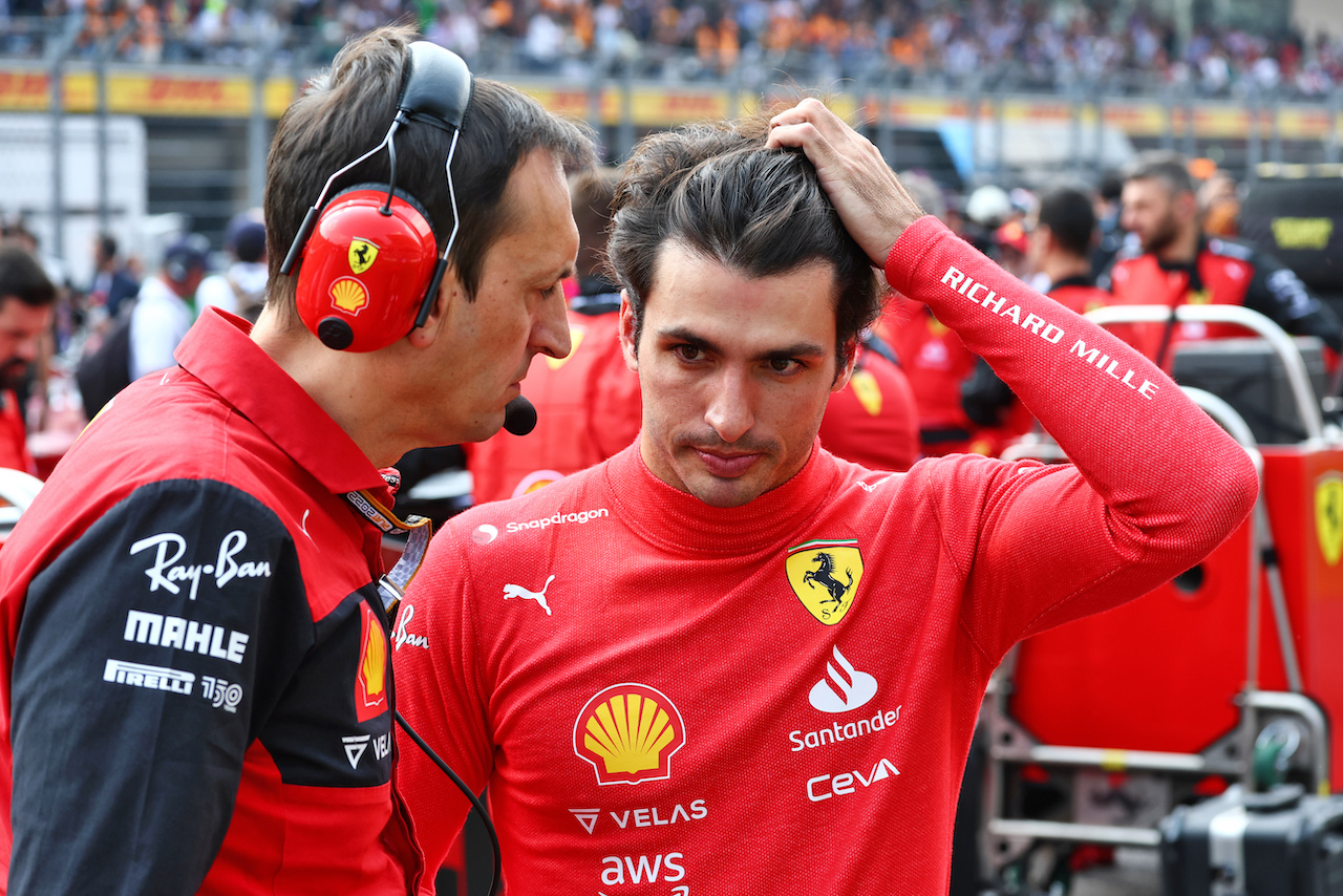 GP CITTA DEL MESSICO, Carlos Sainz Jr (ESP) Ferrari with Riccardo Adami (ITA) Ferrari Gara Engineer.
30.10.2022. Formula 1 World Championship, Rd 20, Mexican Grand Prix, Mexico City, Mexico, Gara Day.
 - www.xpbimages.com, EMail: requests@xpbimages.com © Copyright: Coates / XPB Images