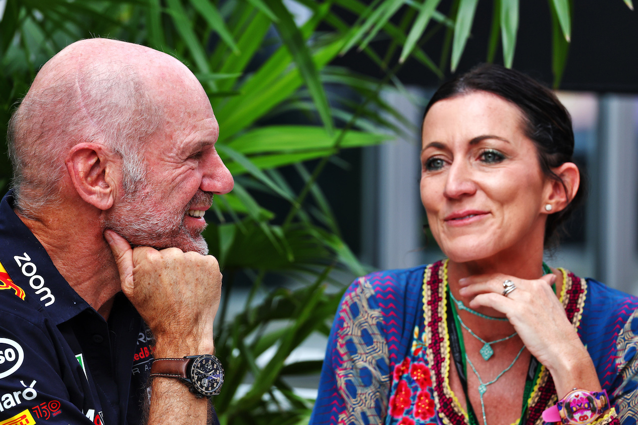 GP CITTA DEL MESSICO, (L to R): Adrian Newey (GBR) Red Bull Racing Chief Technical Officer with sua moglie Amanda Newey (GBR). 
30.10.2022. Formula 1 World Championship, Rd 20, Mexican Grand Prix, Mexico City, Mexico, Gara Day.
 - www.xpbimages.com, EMail: requests@xpbimages.com © Copyright: Coates / XPB Images