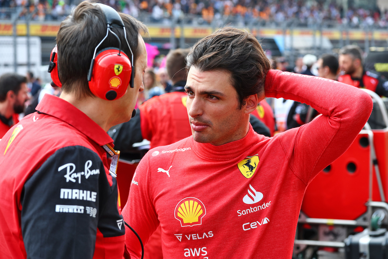 GP CITTA DEL MESSICO, Carlos Sainz Jr (ESP) Ferrari with Riccardo Adami (ITA) Ferrari Gara Engineer.
30.10.2022. Formula 1 World Championship, Rd 20, Mexican Grand Prix, Mexico City, Mexico, Gara Day.
 - www.xpbimages.com, EMail: requests@xpbimages.com © Copyright: Coates / XPB Images