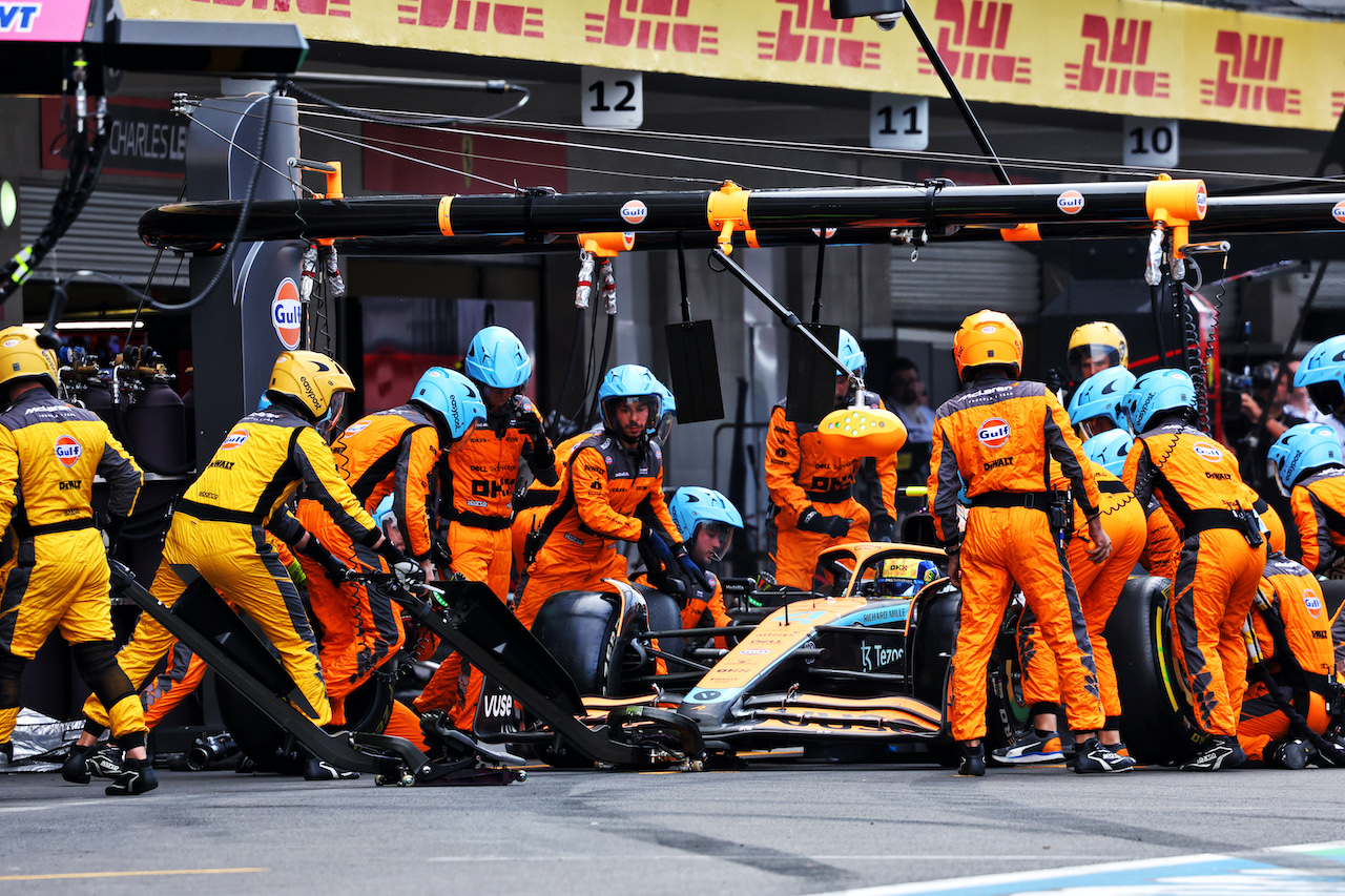 GP CITTA DEL MESSICO, Lando Norris (GBR) McLaren MCL36 makes a pit stop.
30.10.2022. Formula 1 World Championship, Rd 20, Mexican Grand Prix, Mexico City, Mexico, Gara Day.
- www.xpbimages.com, EMail: requests@xpbimages.com © Copyright: Charniaux / XPB Images
