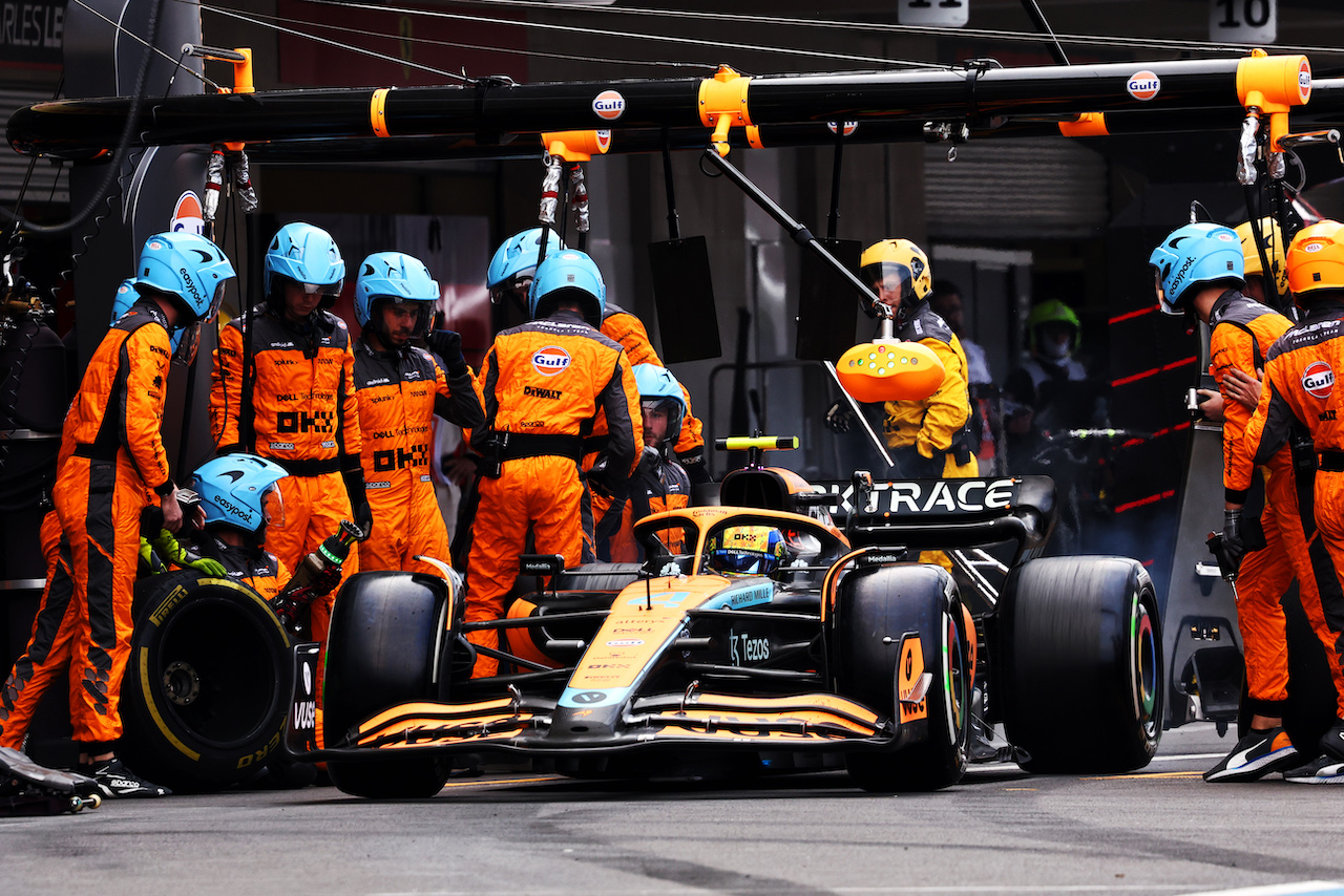 GP CITTA DEL MESSICO, Lando Norris (GBR) McLaren MCL36 makes a pit stop.
30.10.2022. Formula 1 World Championship, Rd 20, Mexican Grand Prix, Mexico City, Mexico, Gara Day.
- www.xpbimages.com, EMail: requests@xpbimages.com © Copyright: Charniaux / XPB Images