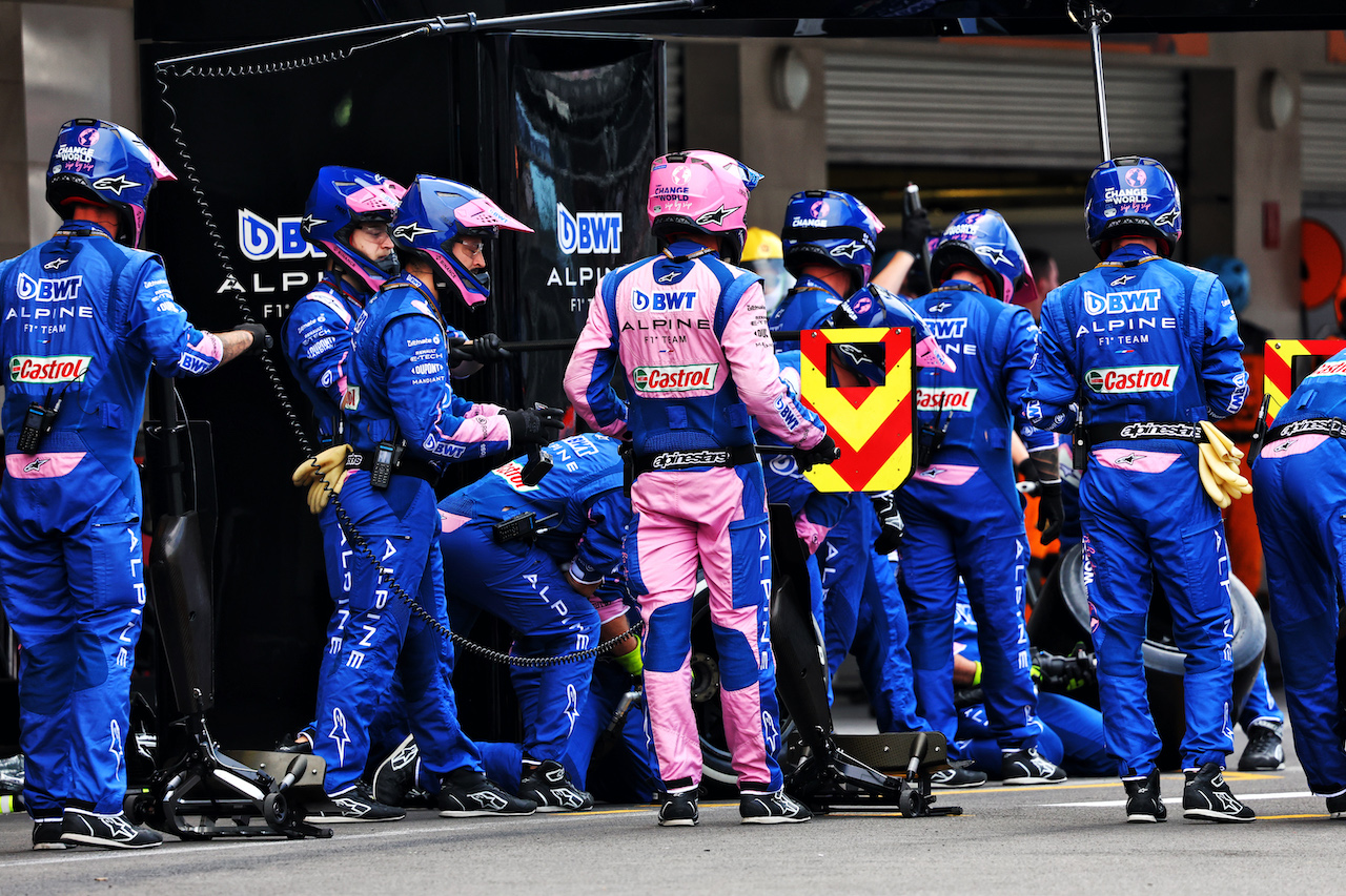 GP CITTA DEL MESSICO, Alpine F1 Team makes a pit stop.
30.10.2022. Formula 1 World Championship, Rd 20, Mexican Grand Prix, Mexico City, Mexico, Gara Day.
- www.xpbimages.com, EMail: requests@xpbimages.com © Copyright: Charniaux / XPB Images
