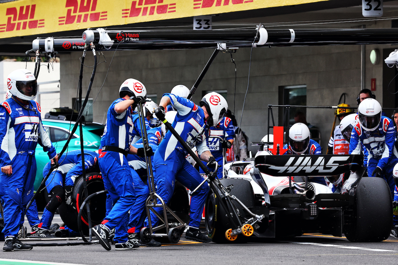GP CITTA DEL MESSICO, Kevin Magnussen (DEN) Haas VF-22 makes a pit stop.
30.10.2022. Formula 1 World Championship, Rd 20, Mexican Grand Prix, Mexico City, Mexico, Gara Day.
- www.xpbimages.com, EMail: requests@xpbimages.com © Copyright: Charniaux / XPB Images