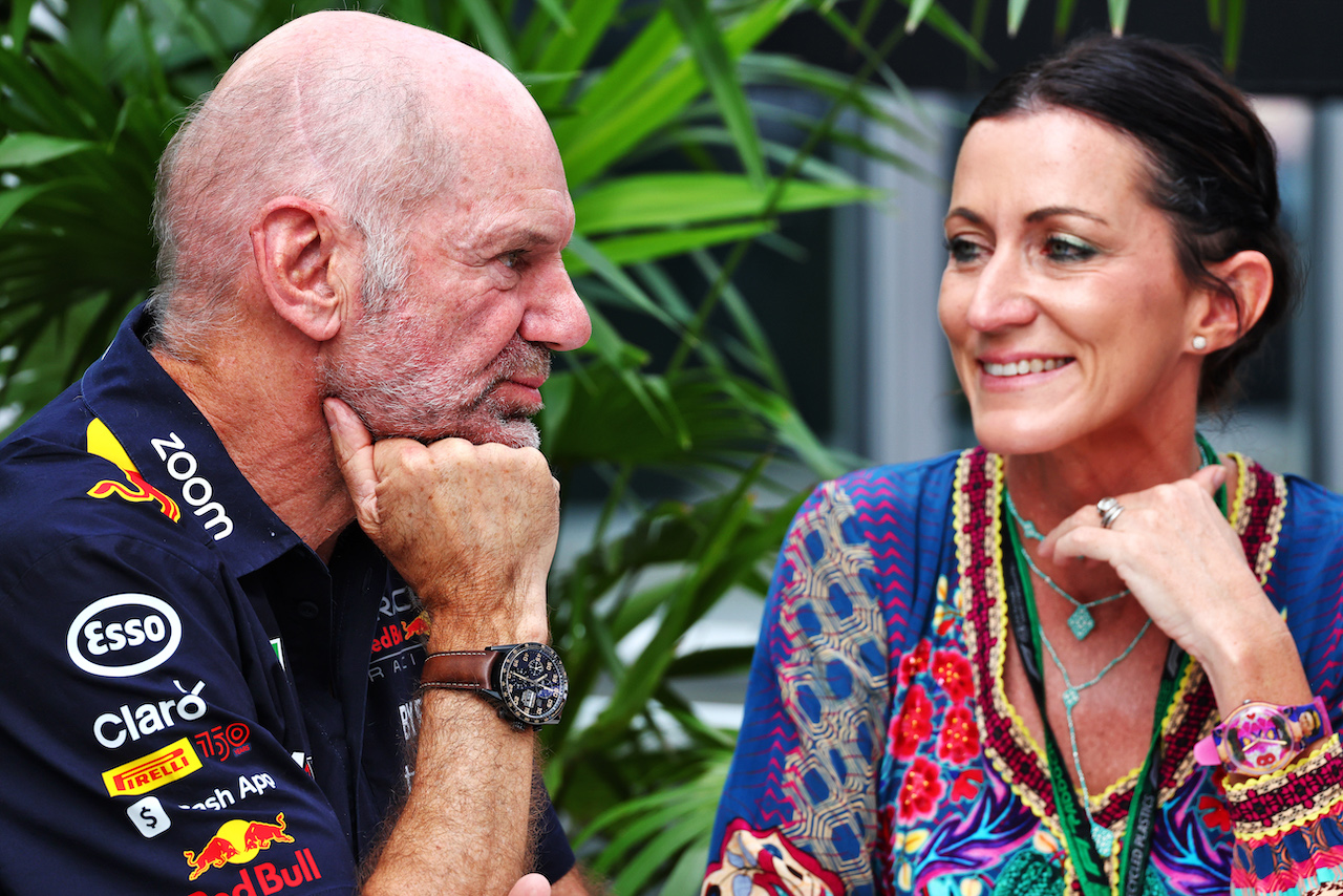 GP CITTA DEL MESSICO, (L to R): Adrian Newey (GBR) Red Bull Racing Chief Technical Officer with sua moglie Amanda Newey (GBR). 
30.10.2022. Formula 1 World Championship, Rd 20, Mexican Grand Prix, Mexico City, Mexico, Gara Day.
 - www.xpbimages.com, EMail: requests@xpbimages.com © Copyright: Coates / XPB Images