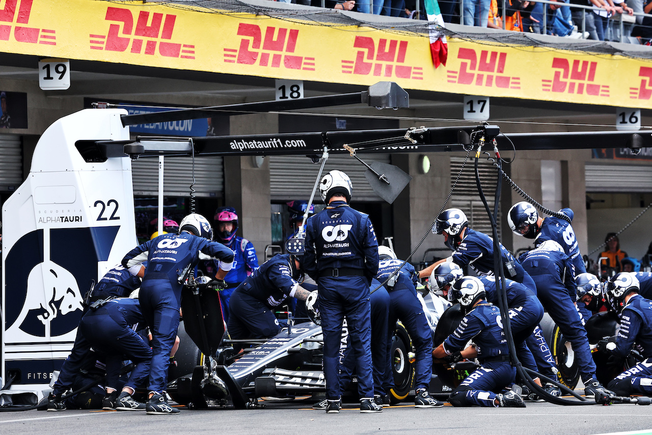 GP CITTA DEL MESSICO, Pierre Gasly (FRA) AlphaTauri AT03 makes a pit stop.
30.10.2022. Formula 1 World Championship, Rd 20, Mexican Grand Prix, Mexico City, Mexico, Gara Day.
- www.xpbimages.com, EMail: requests@xpbimages.com © Copyright: Charniaux / XPB Images