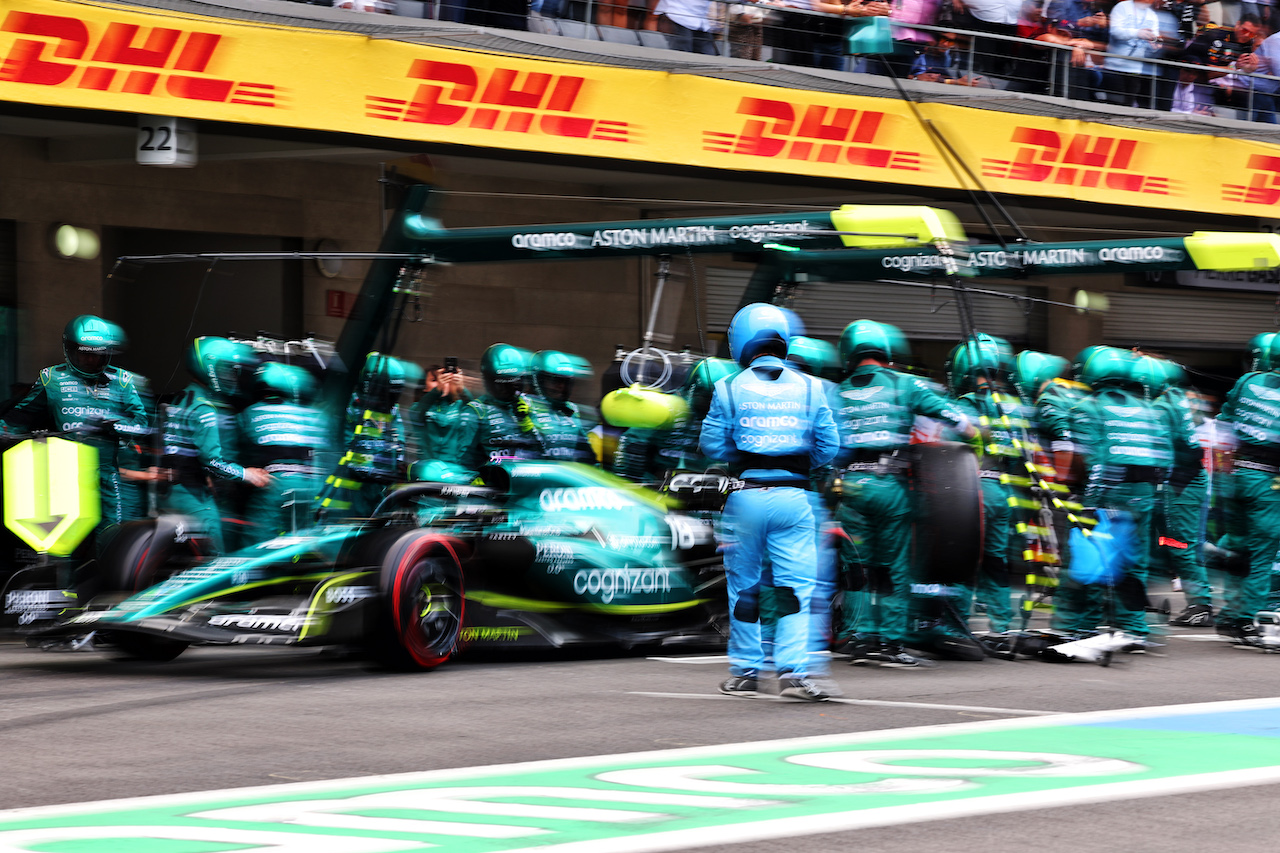 GP CITTA DEL MESSICO, Lance Stroll (CDN) Aston Martin F1 Team AMR22 makes a pit stop.
30.10.2022. Formula 1 World Championship, Rd 20, Mexican Grand Prix, Mexico City, Mexico, Gara Day.
- www.xpbimages.com, EMail: requests@xpbimages.com © Copyright: Charniaux / XPB Images