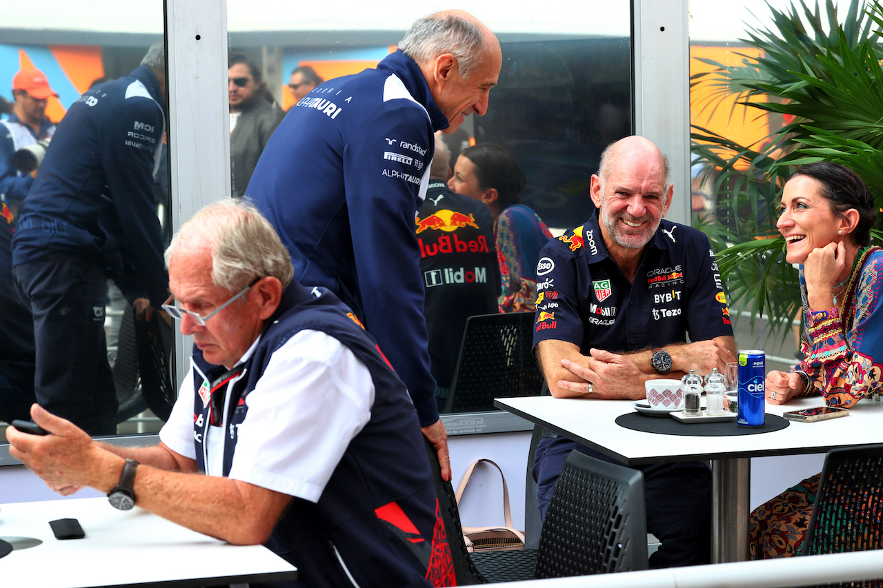 GP CITTA DEL MESSICO, (L to R): Dr Helmut Marko (AUT) Red Bull Motorsport Consultant; Franz Tost (AUT) AlphaTauri Team Principal; Adrian Newey (GBR) Red Bull Racing Chief Technical Officer with sua moglie Amanda Newey (GBR). 
30.10.2022. Formula 1 World Championship, Rd 20, Mexican Grand Prix, Mexico City, Mexico, Gara Day.
 - www.xpbimages.com, EMail: requests@xpbimages.com © Copyright: Coates / XPB Images