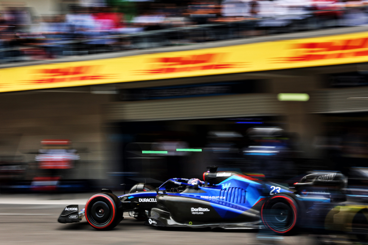 GP CITTA DEL MESSICO, Alexander Albon (THA) Williams Racing FW44 makes a pit stop.
30.10.2022. Formula 1 World Championship, Rd 20, Mexican Grand Prix, Mexico City, Mexico, Gara Day.
- www.xpbimages.com, EMail: requests@xpbimages.com © Copyright: Charniaux / XPB Images