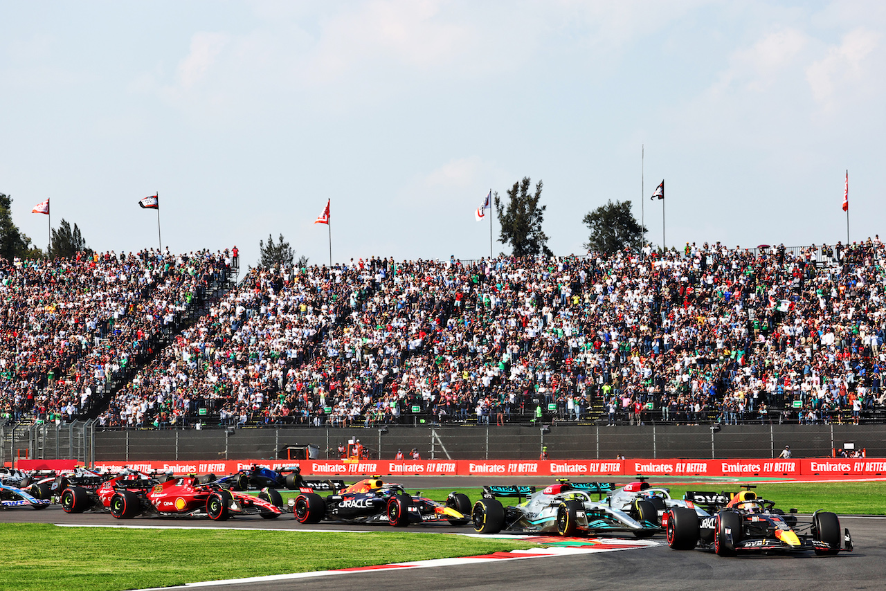 GP CITTA DEL MESSICO, Max Verstappen (NLD) Red Bull Racing RB18 davanti a at the partenza of the race.
30.10.2022. Formula 1 World Championship, Rd 20, Mexican Grand Prix, Mexico City, Mexico, Gara Day.
 - www.xpbimages.com, EMail: requests@xpbimages.com © Copyright: Coates / XPB Images