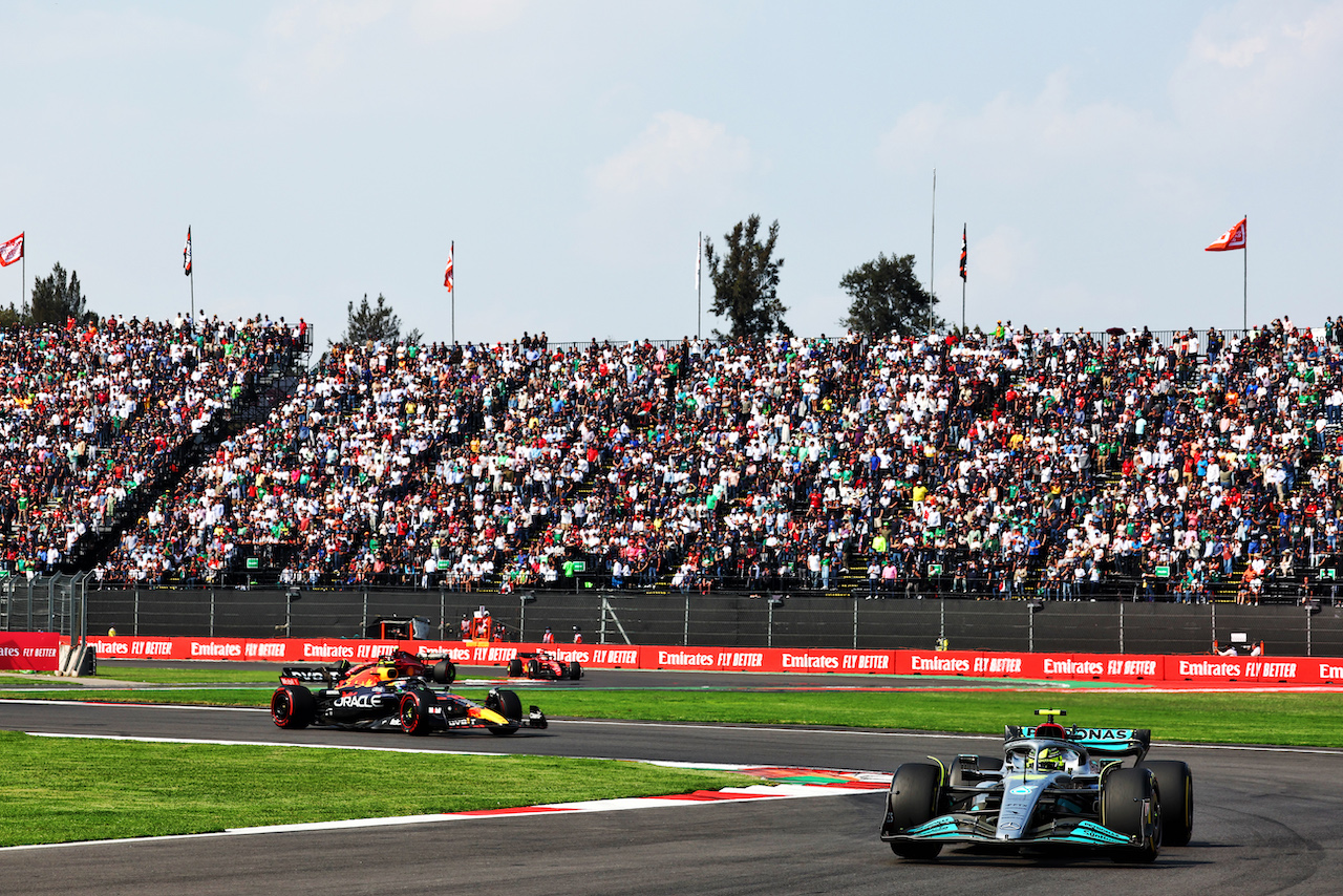 GP CITTA DEL MESSICO, Lewis Hamilton (GBR) Mercedes AMG F1 W13.
30.10.2022. Formula 1 World Championship, Rd 20, Mexican Grand Prix, Mexico City, Mexico, Gara Day.
 - www.xpbimages.com, EMail: requests@xpbimages.com © Copyright: Coates / XPB Images