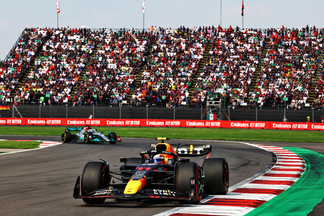 GP CITTA DEL MESSICO, Sergio Perez (MEX) Red Bull Racing RB18.
30.10.2022. Formula 1 World Championship, Rd 20, Mexican Grand Prix, Mexico City, Mexico, Gara Day.
 - www.xpbimages.com, EMail: requests@xpbimages.com © Copyright: Coates / XPB Images