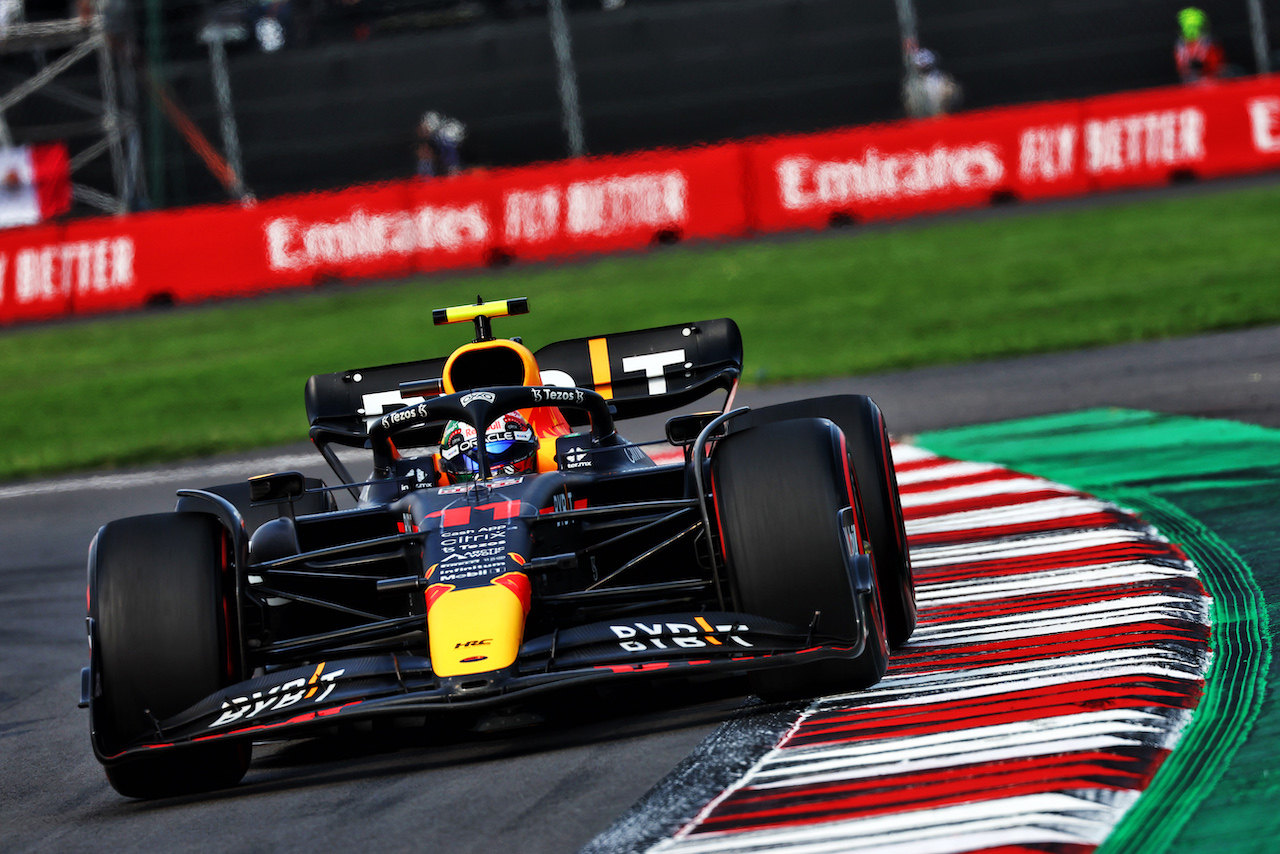 GP CITTA DEL MESSICO, Sergio Perez (MEX) Red Bull Racing RB18.
30.10.2022. Formula 1 World Championship, Rd 20, Mexican Grand Prix, Mexico City, Mexico, Gara Day.
 - www.xpbimages.com, EMail: requests@xpbimages.com © Copyright: Coates / XPB Images