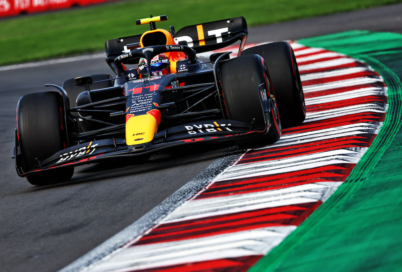 GP CITTA DEL MESSICO, Sergio Perez (MEX) Red Bull Racing RB18.
30.10.2022. Formula 1 World Championship, Rd 20, Mexican Grand Prix, Mexico City, Mexico, Gara Day.
 - www.xpbimages.com, EMail: requests@xpbimages.com © Copyright: Coates / XPB Images