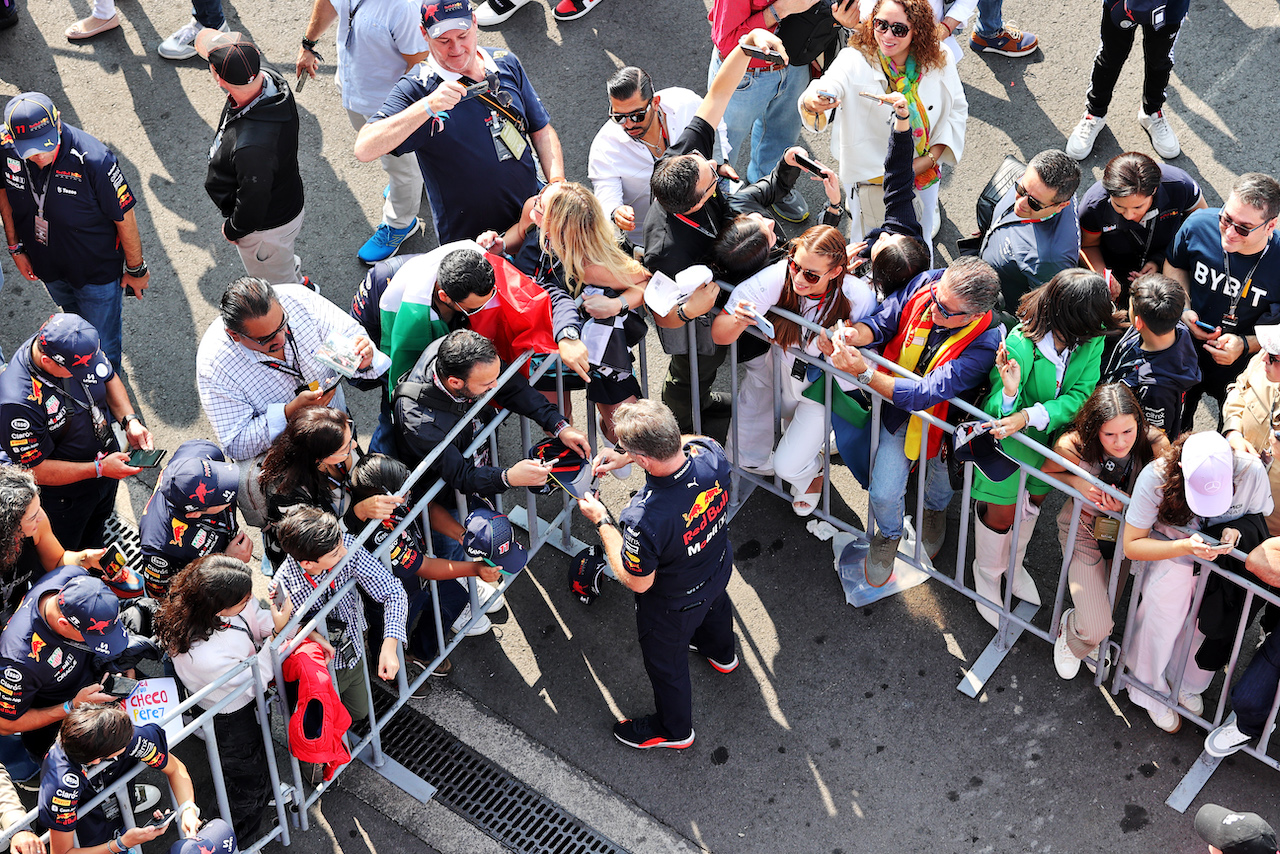 GP CITTA DEL MESSICO, Christian Horner (GBR) Red Bull Racing Team Principal with fans.
30.10.2022. Formula 1 World Championship, Rd 20, Mexican Grand Prix, Mexico City, Mexico, Gara Day.
- www.xpbimages.com, EMail: requests@xpbimages.com © Copyright: Moy / XPB Images