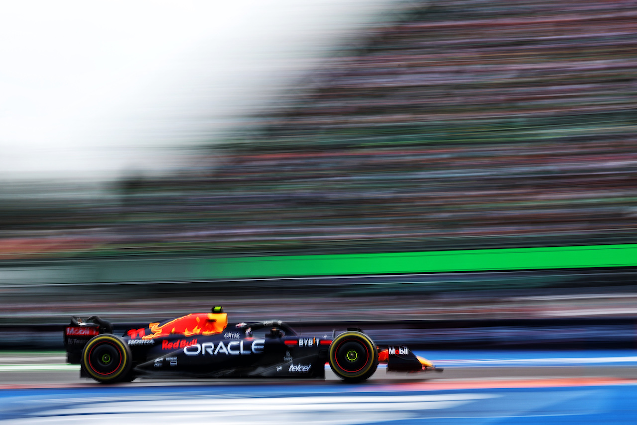 GP CITTA DEL MESSICO, Sergio Perez (MEX) Red Bull Racing RB18.
30.10.2022. Formula 1 World Championship, Rd 20, Mexican Grand Prix, Mexico City, Mexico, Gara Day.
- www.xpbimages.com, EMail: requests@xpbimages.com © Copyright: Charniaux / XPB Images