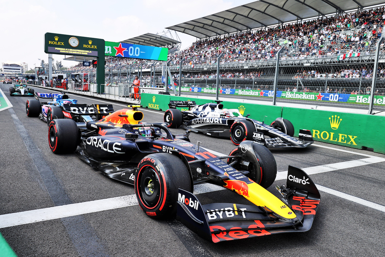 GP CITTA DEL MESSICO, Sergio Perez (MEX) Red Bull Racing RB18 e Pierre Gasly (FRA) AlphaTauri AT03 at pit exit.
30.10.2022. Formula 1 World Championship, Rd 20, Mexican Grand Prix, Mexico City, Mexico, Gara Day.
- www.xpbimages.com, EMail: requests@xpbimages.com © Copyright: Moy / XPB Images