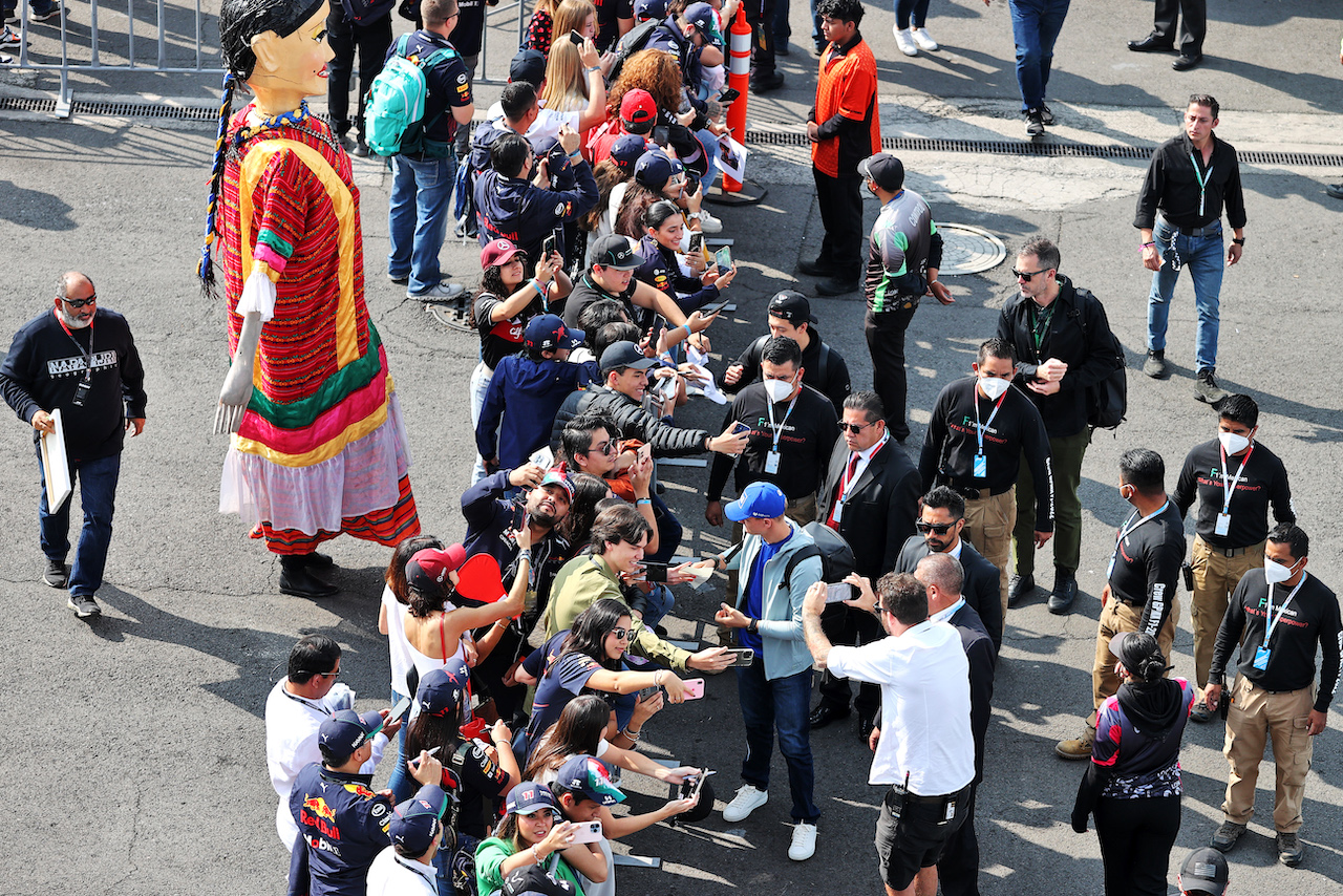 GP CITTA DEL MESSICO, Mick Schumacher (GER) Haas F1 Team with fans.
30.10.2022. Formula 1 World Championship, Rd 20, Mexican Grand Prix, Mexico City, Mexico, Gara Day.
- www.xpbimages.com, EMail: requests@xpbimages.com © Copyright: Moy / XPB Images