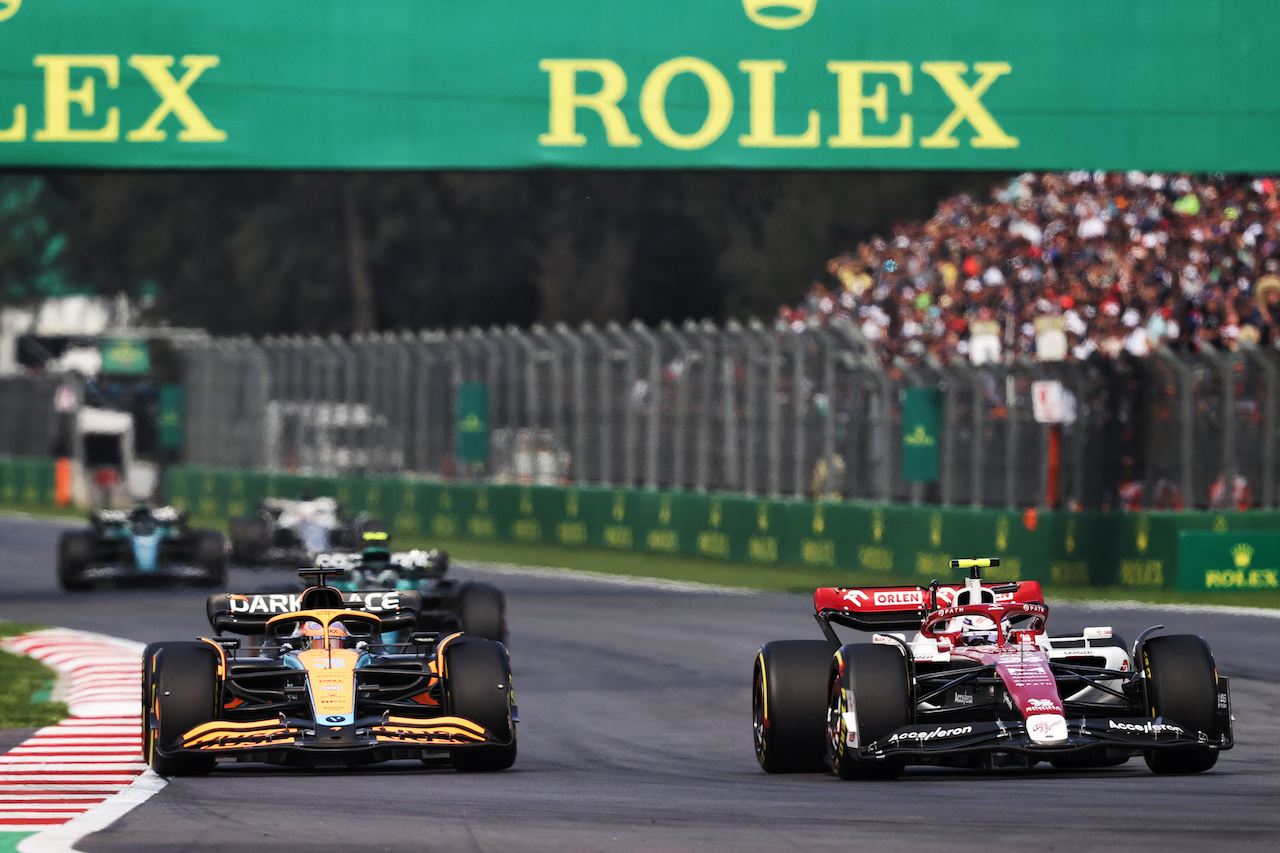 GP CITTA DEL MESSICO, Daniel Ricciardo (AUS) McLaren MCL36 e Guanyu Zhou (CHN) Alfa Romeo F1 Team C42 battle for position.
30.10.2022. Formula 1 World Championship, Rd 20, Mexican Grand Prix, Mexico City, Mexico, Gara Day.
- www.xpbimages.com, EMail: requests@xpbimages.com © Copyright: Moy / XPB Images