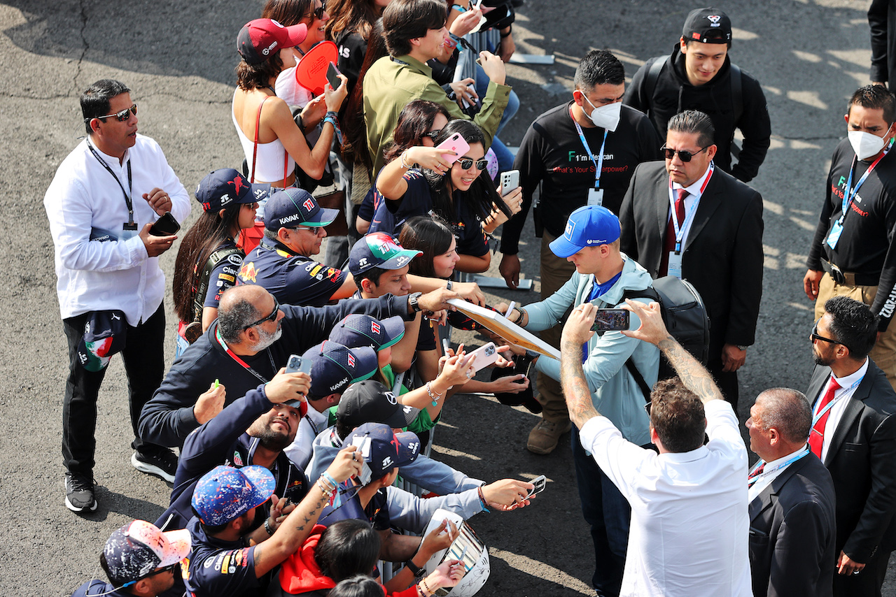 GP CITTA DEL MESSICO, Mick Schumacher (GER) Haas F1 Team with fans.
30.10.2022. Formula 1 World Championship, Rd 20, Mexican Grand Prix, Mexico City, Mexico, Gara Day.
- www.xpbimages.com, EMail: requests@xpbimages.com © Copyright: Moy / XPB Images