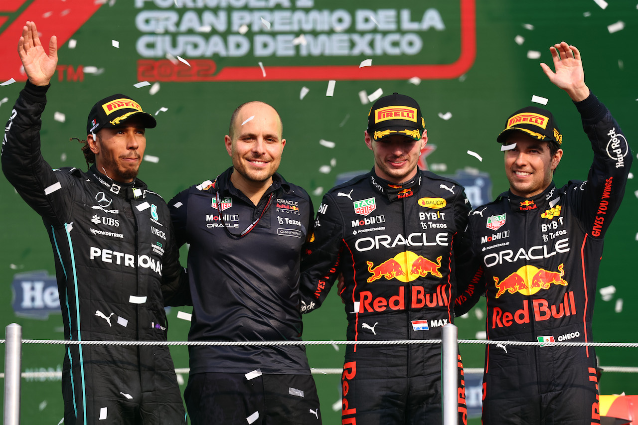 GP CITTA DEL MESSICO, 1st place Max Verstappen (NLD) Red Bull Racing, 2nd place Lewis Hamilton (GBR) Mercedes AMG F1, 3rd place Sergio Perez (MEX) Red Bull Racing with Gianpiero Lambiase (ITA) Red Bull Racing Engineer.
30.10.2022. Formula 1 World Championship, Rd 20, Mexican Grand Prix, Mexico City, Mexico, Gara Day.
- www.xpbimages.com, EMail: requests@xpbimages.com ¬© Copyright: Batchelor / XPB Images