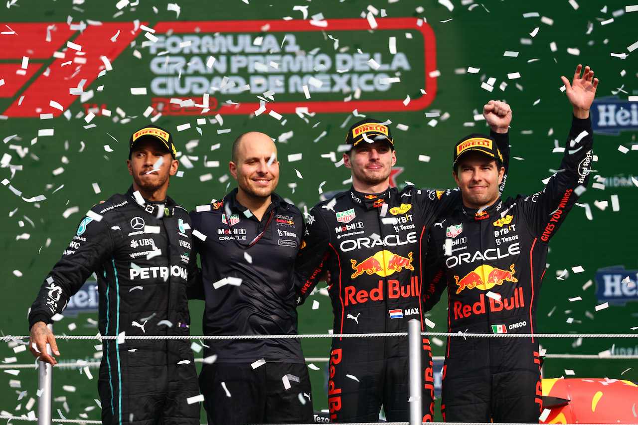 GP CITTA DEL MESSICO, 1st place Max Verstappen (NLD) Red Bull Racing, 2nd place Lewis Hamilton (GBR) Mercedes AMG F1, 3rd place Sergio Perez (MEX) Red Bull Racing with Gianpiero Lambiase (ITA) Red Bull Racing Engineer.
30.10.2022. Formula 1 World Championship, Rd 20, Mexican Grand Prix, Mexico City, Mexico, Gara Day.
- www.xpbimages.com, EMail: requests@xpbimages.com ¬© Copyright: Batchelor / XPB Images