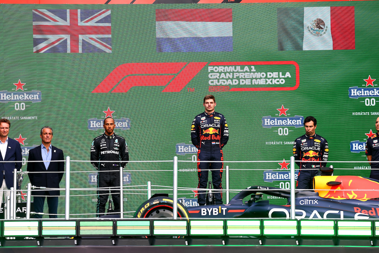 GP CITTA DEL MESSICO, 1st place Max Verstappen (NLD) Red Bull Racing, 2nd place Lewis Hamilton (GBR) Mercedes AMG F1, 3rd place Sergio Perez (MEX) Red Bull Racing with Gianpiero Lambiase (ITA) Red Bull Racing Engineer.
30.10.2022. Formula 1 World Championship, Rd 20, Mexican Grand Prix, Mexico City, Mexico, Gara Day.
- www.xpbimages.com, EMail: requests@xpbimages.com ¬© Copyright: Batchelor / XPB Images
