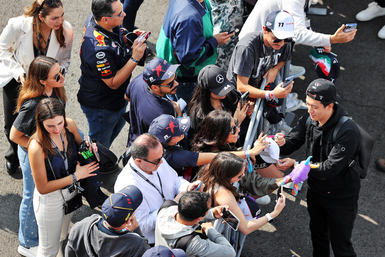 GP CITTA DEL MESSICO, Guanyu Zhou (CHN) Alfa Romeo F1 Team with fans.
30.10.2022. Formula 1 World Championship, Rd 20, Mexican Grand Prix, Mexico City, Mexico, Gara Day.
- www.xpbimages.com, EMail: requests@xpbimages.com © Copyright: Moy / XPB Images