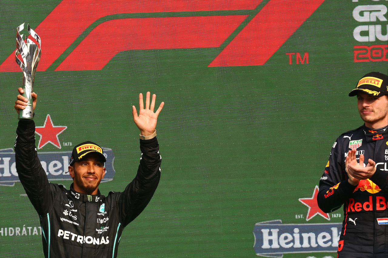 GP CITTA DEL MESSICO, 1st place Max Verstappen (NLD) Red Bull Racing with 2nd place Lewis Hamilton (GBR) Mercedes AMG F1.
30.10.2022. Formula 1 World Championship, Rd 20, Mexican Grand Prix, Mexico City, Mexico, Gara Day.
- www.xpbimages.com, EMail: requests@xpbimages.com © Copyright: Batchelor / XPB Images