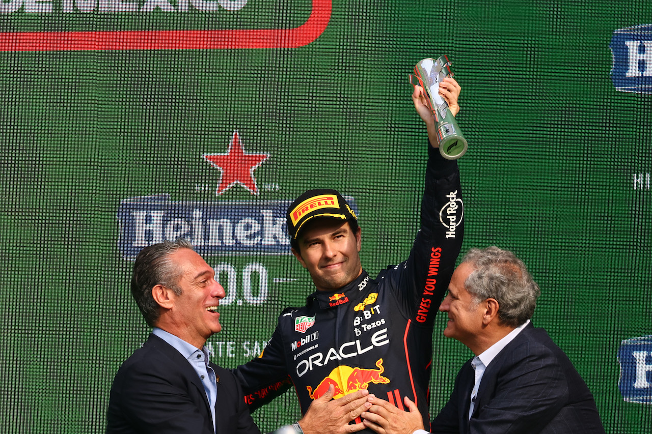 GP CITTA DEL MESSICO, Carlos Slim Domit (MEX) Chairman of America Movil with 3rd place Sergio Perez (MEX) Red Bull Racing.
30.10.2022. Formula 1 World Championship, Rd 20, Mexican Grand Prix, Mexico City, Mexico, Gara Day.
- www.xpbimages.com, EMail: requests@xpbimages.com © Copyright: Batchelor / XPB Images