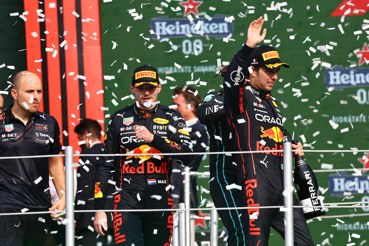 GP CITTA DEL MESSICO, 1st place Max Verstappen (NLD) Red Bull Racing, 3rd place Sergio Perez (MEX) Red Bull Racing with Gianpiero Lambiase (ITA) Red Bull Racing Engineer.
30.10.2022. Formula 1 World Championship, Rd 20, Mexican Grand Prix, Mexico City, Mexico, Gara Day.
- www.xpbimages.com, EMail: requests@xpbimages.com ¬© Copyright: Batchelor / XPB Images