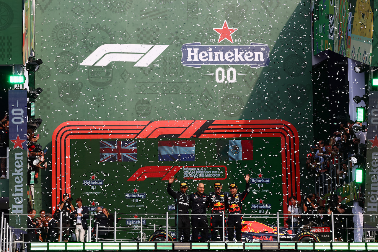 GP CITTA DEL MESSICO, 1st place Max Verstappen (NLD) Red Bull Racing, 2nd place Lewis Hamilton (GBR) Mercedes AMG F1, 3rd place Sergio Perez (MEX) Red Bull Racing with Gianpiero Lambiase (ITA) Red Bull Racing Engineer.
30.10.2022. Formula 1 World Championship, Rd 20, Mexican Grand Prix, Mexico City, Mexico, Gara Day.
- www.xpbimages.com, EMail: requests@xpbimages.com ¬© Copyright: Batchelor / XPB Images