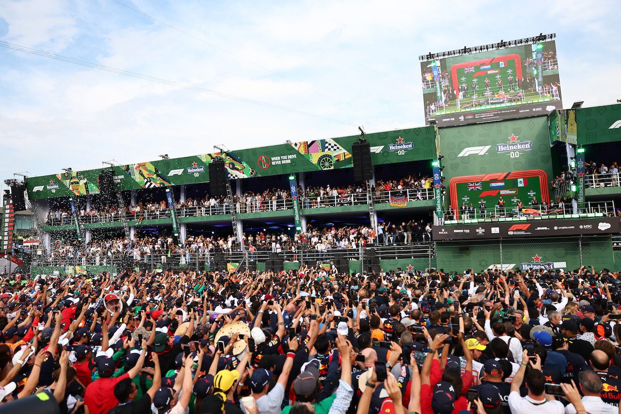 GP CITTA DEL MESSICO, 1st place Max Verstappen (NLD) Red Bull Racing, 2nd place Lewis Hamilton (GBR) Mercedes AMG F1, 3rd place Sergio Perez (MEX) Red Bull Racing with Gianpiero Lambiase (ITA) Red Bull Racing Engineer.
30.10.2022. Formula 1 World Championship, Rd 20, Mexican Grand Prix, Mexico City, Mexico, Gara Day.
- www.xpbimages.com, EMail: requests@xpbimages.com ¬© Copyright: Batchelor / XPB Images